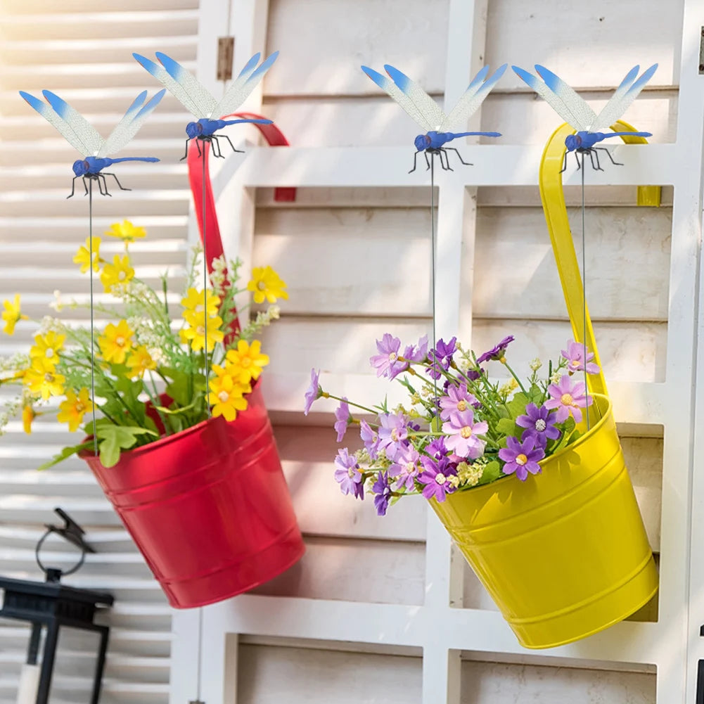 Tre realistiske gulblå guldsmedeklemmer hænger på en hvid træplade med potteblomster.