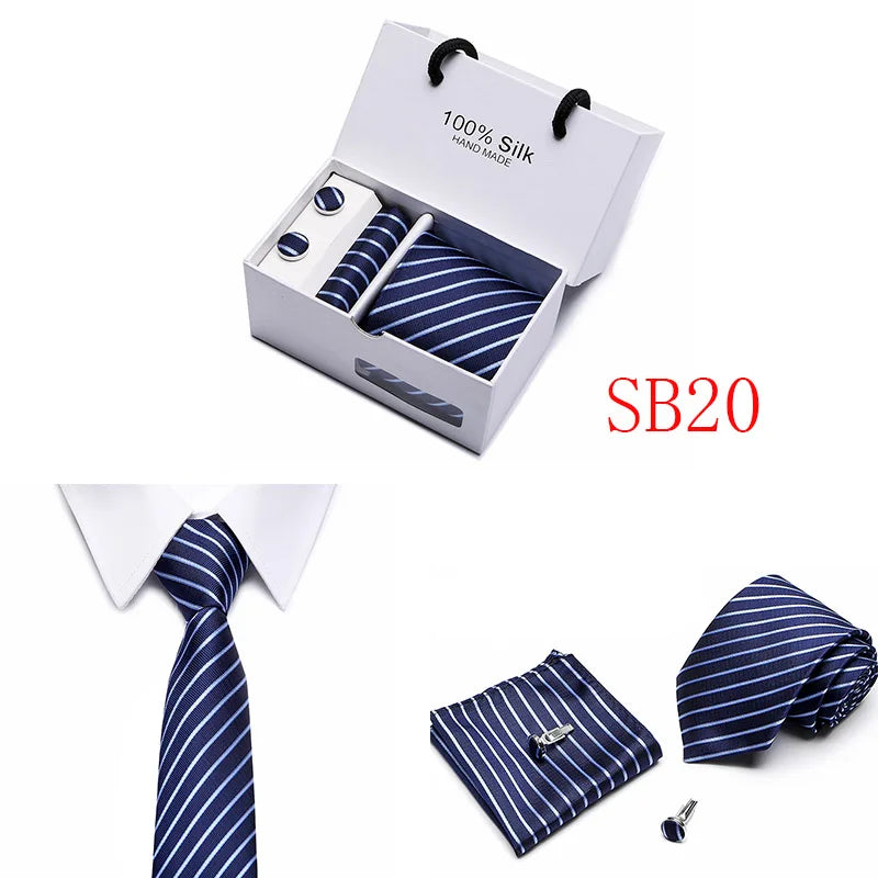 Una caja con una corbata de seda azul marino hecha a mano y un alfiler de corbata.