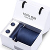 Corbata de seda azul marino hecha a mano, con estampado jacquard de cachemira, en caja blanca.