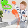 Et barn leker med basketballkurvsett med frosk og oransje ball.