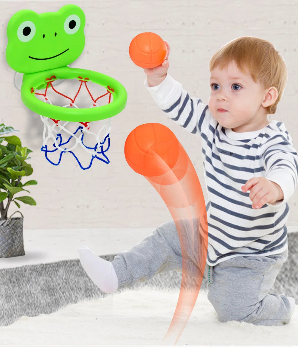 Et barn leker med basketballkurvsett med frosk og oransje ball.
