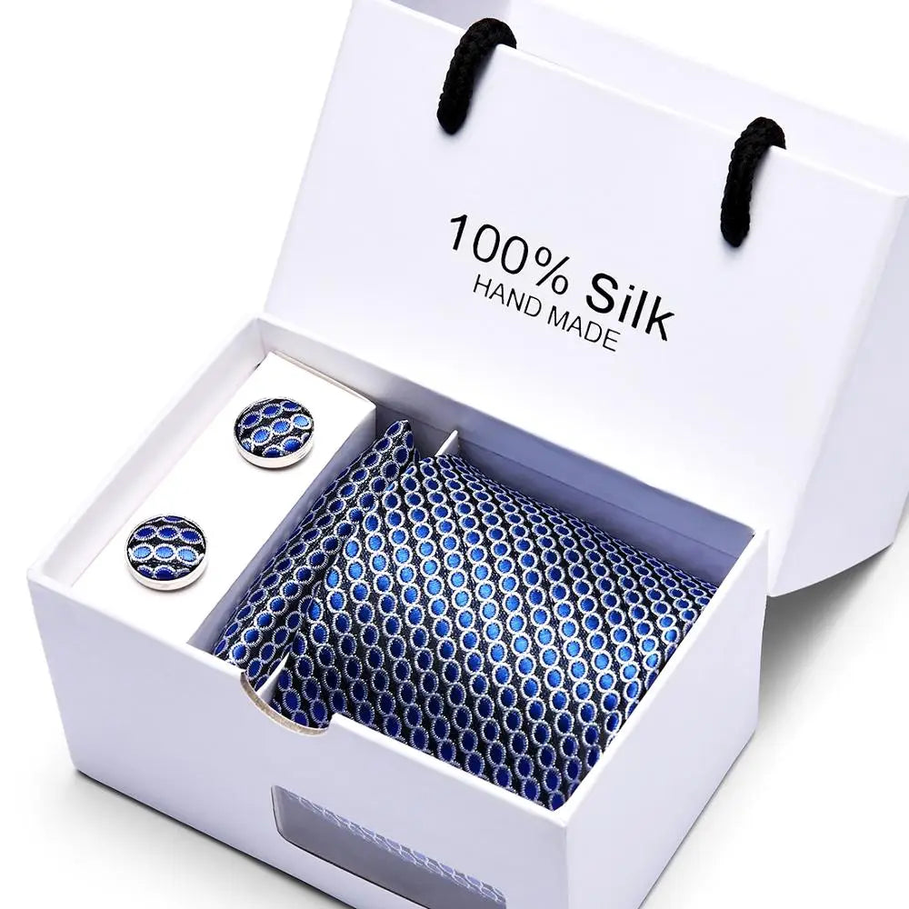 Corbata de seda azul marino con estampado jacquard de cachemira, hecha a mano en caja blanca.