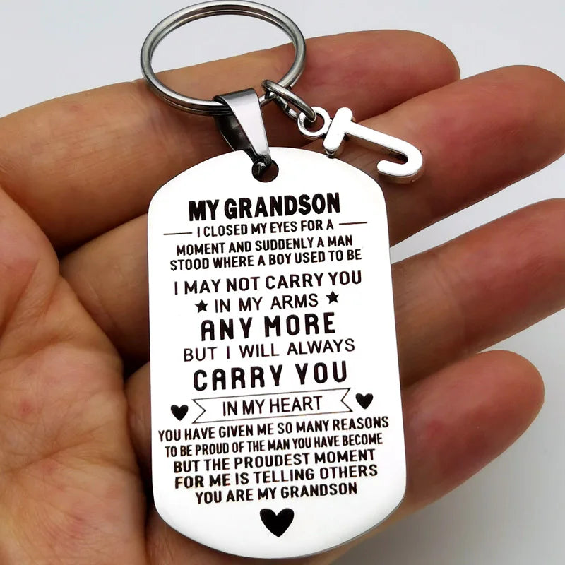 Llavero de chapa de acero inoxidable para perro con texto grabado dedicado a un nieto.