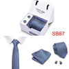 Corbata de seda azul marino con estampado de cachemira, en caja de embalaje y doblada.
