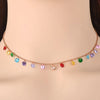 Collar gargantilla dorado delicado con colgantes de cristal y circonitas de colores.
