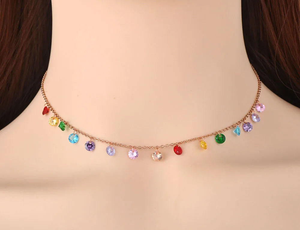 Collar gargantilla dorado delicado con colgantes de cristal y circonitas de colores.