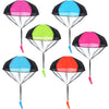 Cinco juguetes paracaídas hechos a mano en colores brillantes: rosa, verde, azul y naranja.