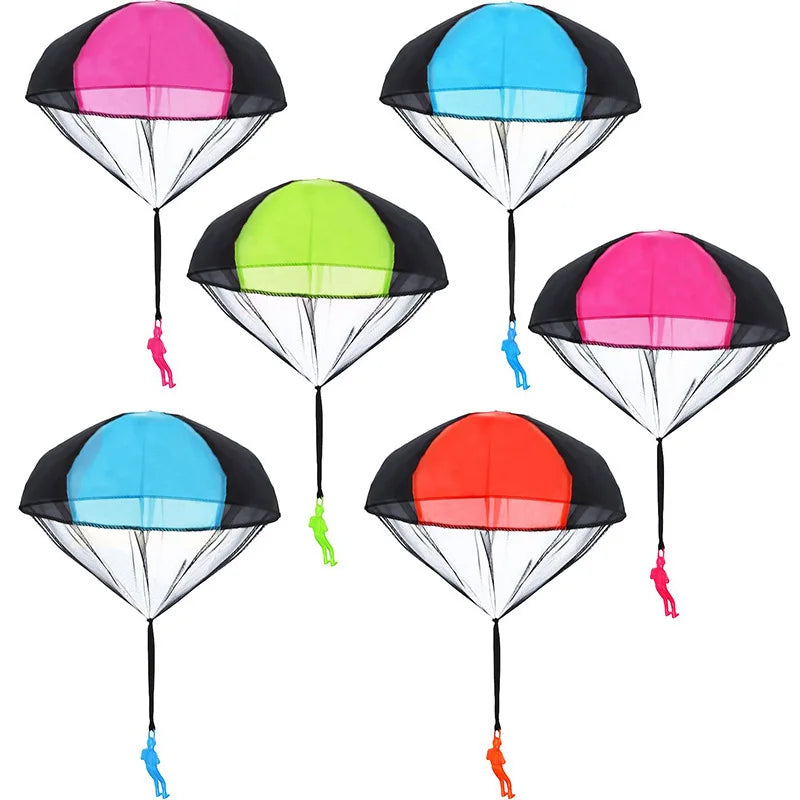 Cinco juguetes paracaídas hechos a mano en colores brillantes: rosa, verde, azul y naranja.