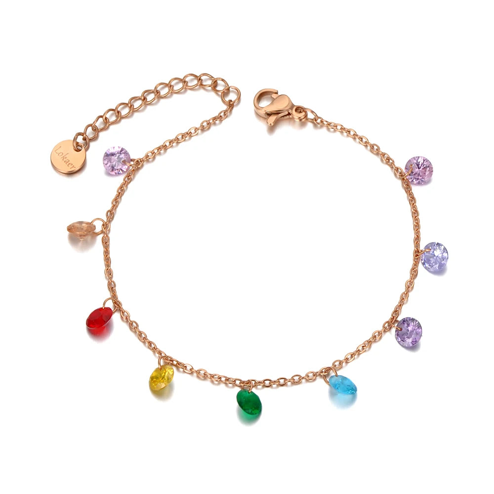 Collar choker bohemio de cristal en tono dorado con colgante de piedras CZ coloridas.