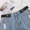 Nahaufnahme einer hellblauen Jeans mit schwarzem elastischem Bundgürtel und sichtbarem Taschen-Detail.