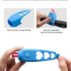 Une main tient une sonnette de vélo en silicone bleue avec une ouverture ovale, montrant sa flexibilité.