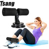 Frau macht Sit-ups mit einem schwarzen tragbaren Bar und Saugfuß auf einer blauen Matte.