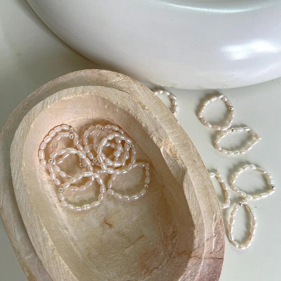 Håndlaget sterling sølv ring med barokk perle, justerbar, i et naturlig treskall.