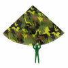 Un juguete de paracaídas de camuflaje verde y amarillo con una figura verde adjunta.