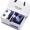 Corbata de seda azul marino con estampado jacquard y dos gemelos en una caja blanca.