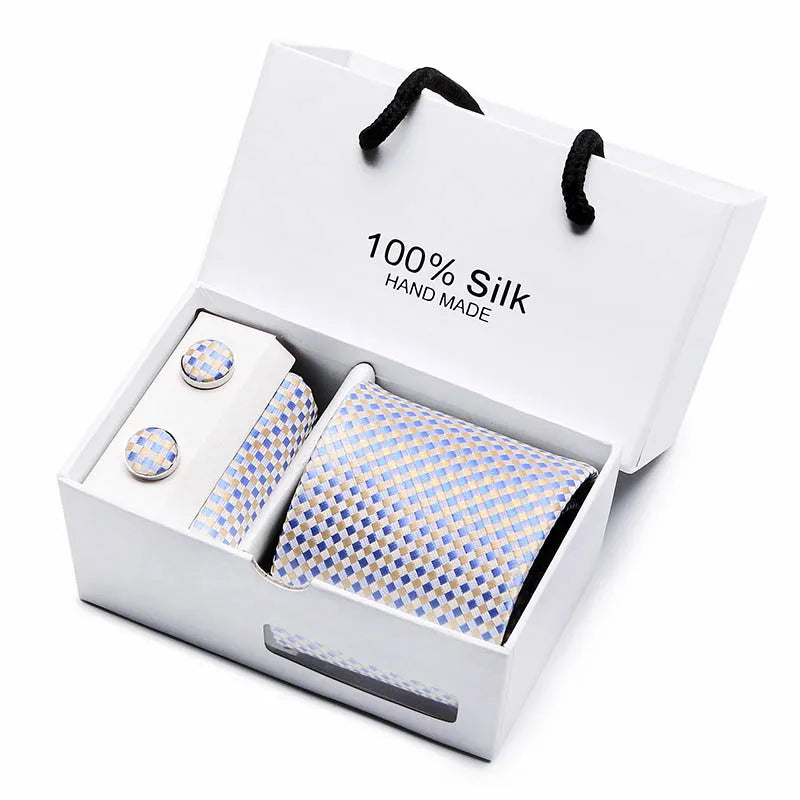 Corbata de seda jacquard azul marino con estampado de cachemir en una caja blanca con dos botones pequeños.