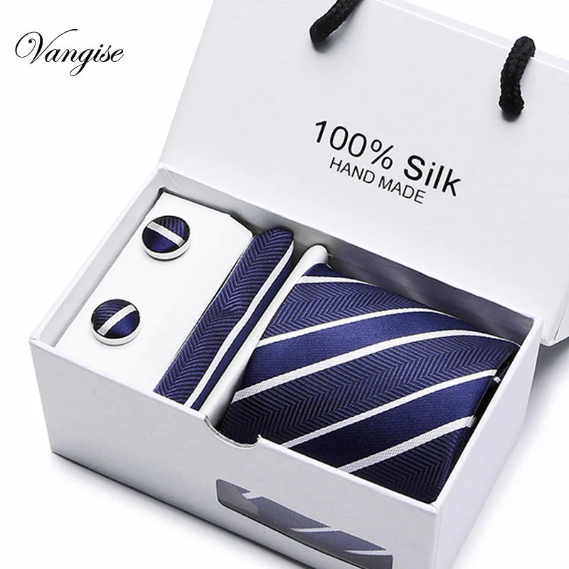 Corbata de jacquard de seda azul marino hecha a mano con estampado de cachemira y gemelos en una caja blanca.