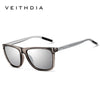 Braun gerahmte, retro-polarisierte Sonnenbrille mit dunklen Gläsern auf weißem Hintergrund.
