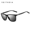 Schwarze Retro-Sonnenbrille mit polarisierten Gläsern und dünnem Metallrahmen auf weißem Hintergrund