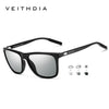 Schwarze Retro-Sonnenbrille mit polarisierten Gläsern auf weißem Hintergrund mit Wettersymbolen.