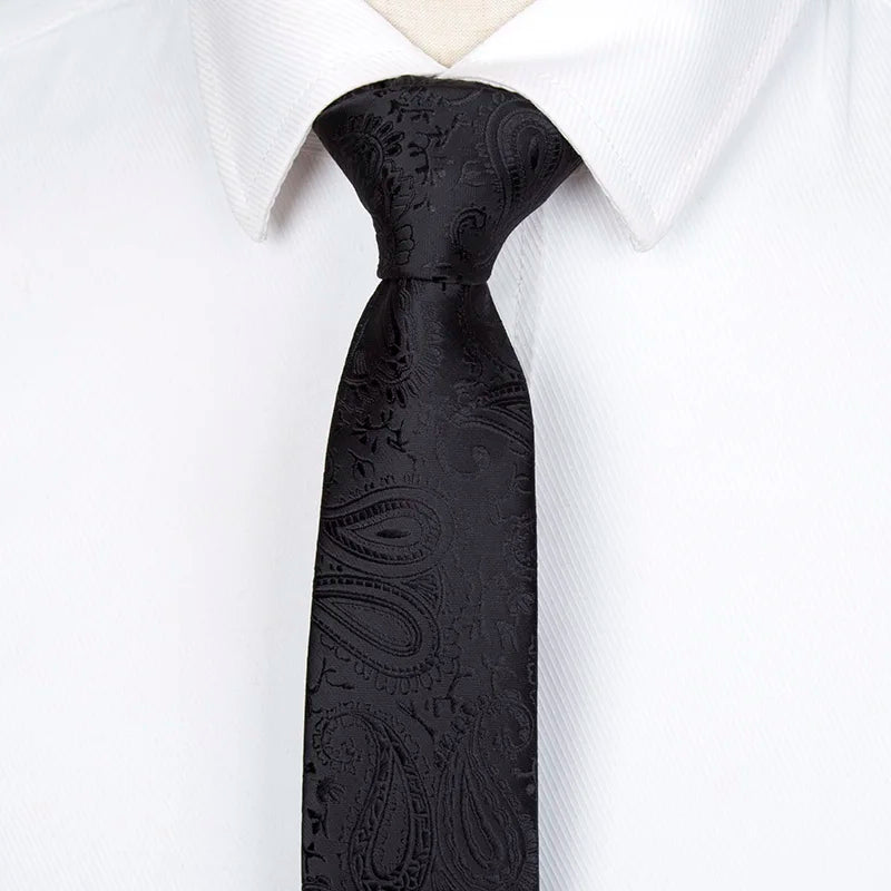 Sort jacquard vævet slips, båret med en hvid skjorte