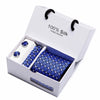 Corbata de seda azul marino tejida a mano con estampado paisley en una caja blanca.