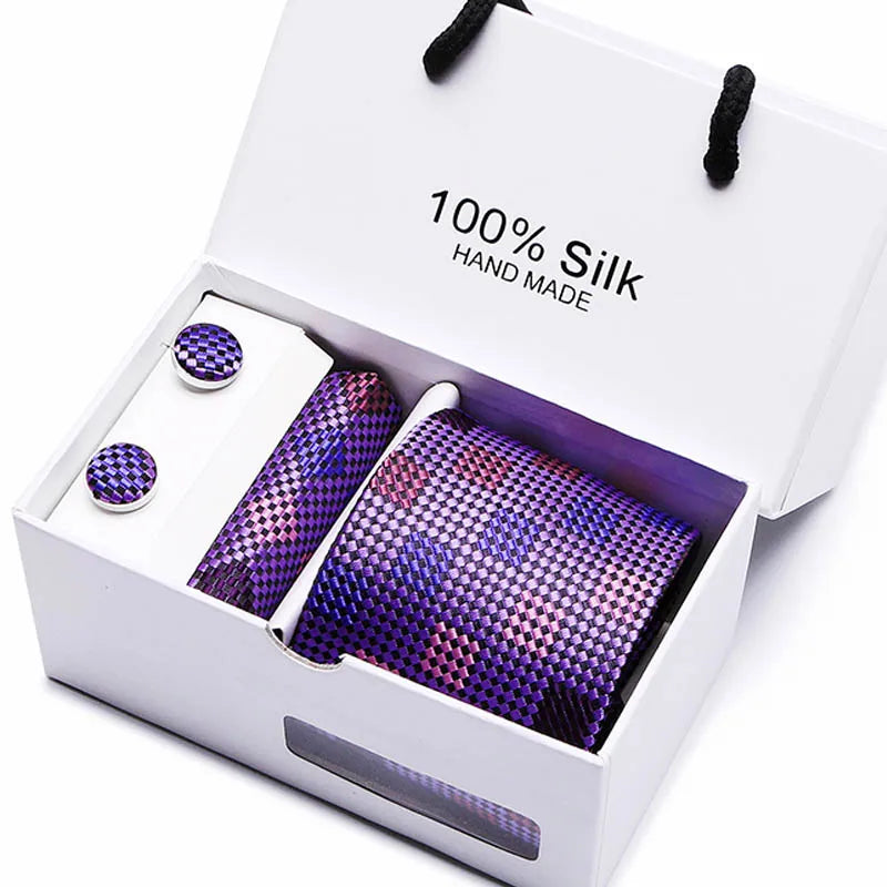 Corbata de jacquard azul marino con estampado paisley y acentos púrpura, en caja blanca.