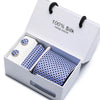Una caja blanca con una corbata de seda azul marino, jacquard, hecha a mano, con diseño de cachemira y dos botones plateados
