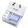Corbata de jacquard de seda azul marino hecha a mano, con estampado de cachemira, en una caja blanca con dos botones pequeños