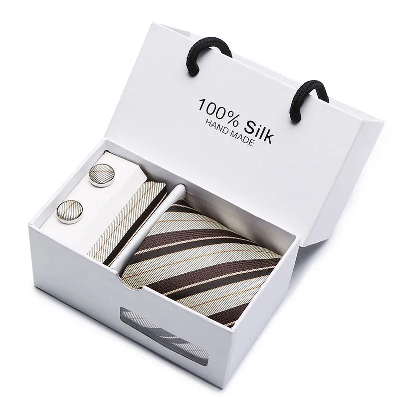 Corbata de seda azul marino hecha a mano con estampado de cachemira y rayas, en caja blanca.