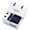Caja con corbata de seda jacquard azul marino con estampado de cachemira, lazos negros visibles en su interior.