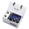 Una caja blanca con una corbata de seda jacquard azul marino con estampado de cachemira y pinzas negras.