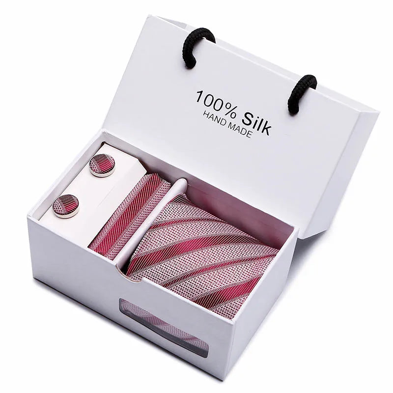 Corbata de seda jacquard azul marino con estampado paisley y acentos rojos, en caja blanca.
