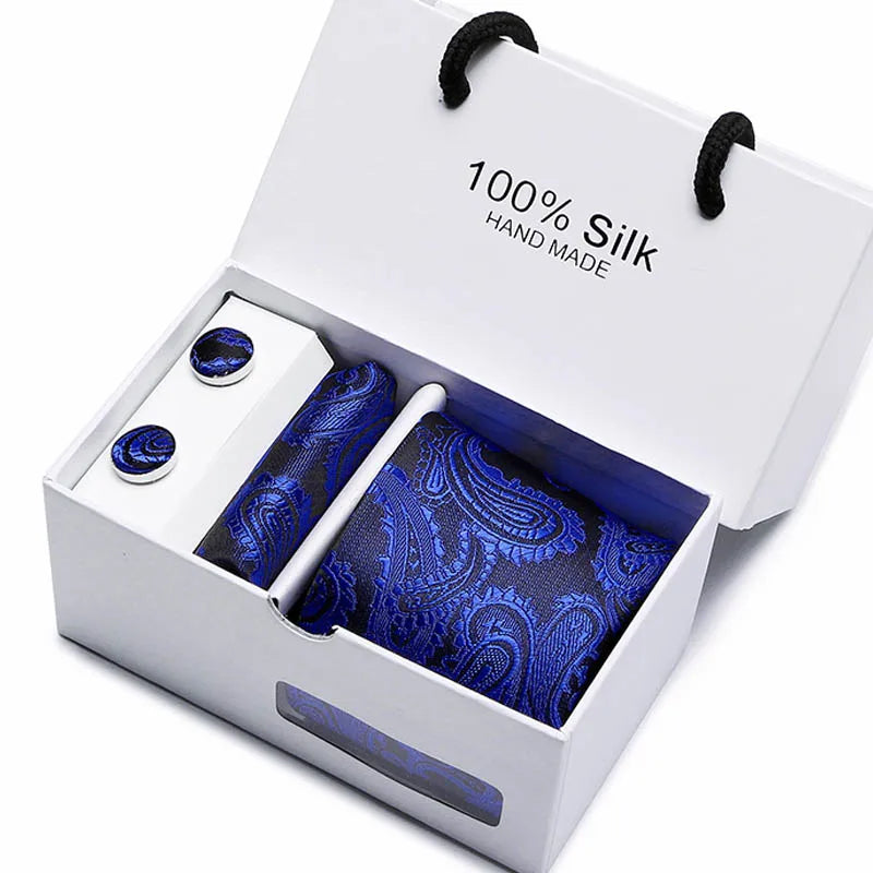 Corbata de seda azul marino con diseño jacquard de cachemir, hecha a mano, en una caja blanca.
