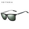 Retro polarisierte Sonnenbrille in Grau mit schwarzem Rahmen auf weißem Hintergrund.