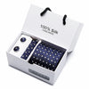 Caja con corbata de seda jacquard azul marino con estampado de cachemira y cordón negro.