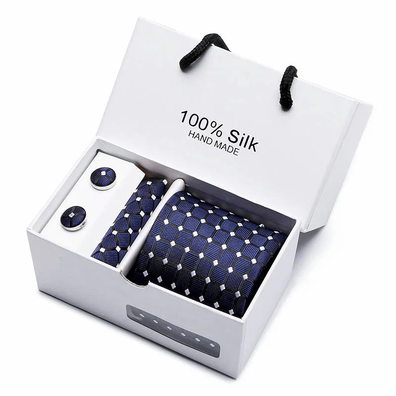Caja con corbata de seda jacquard azul marino con estampado de cachemira y cordón negro.