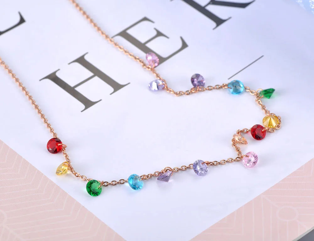 Collar de oro delicado con colgantes de cristal de colores y CZ en estilo bohemio.