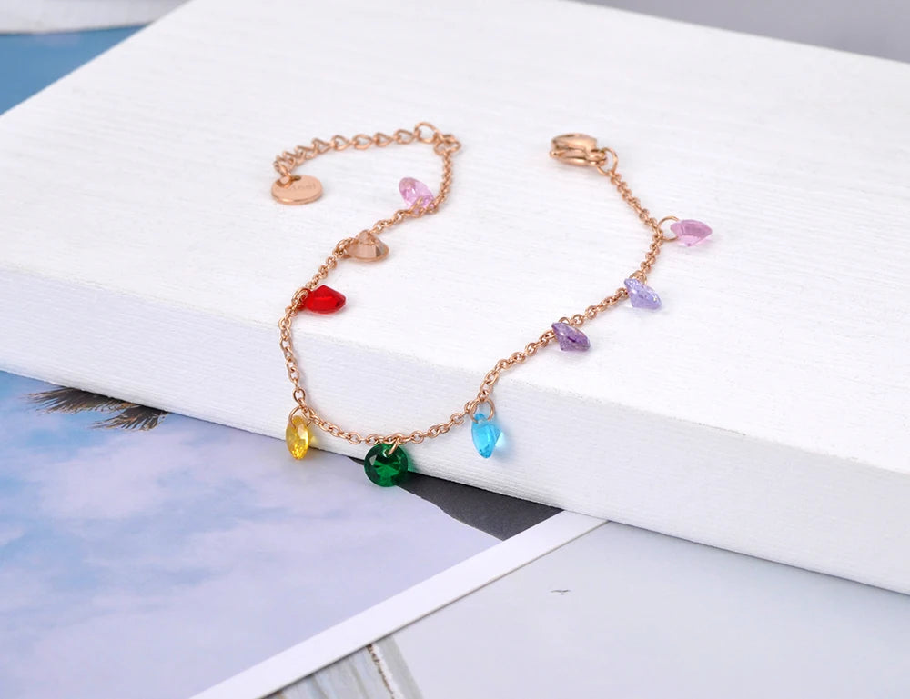 Collar de gargantilla bohemia de cristal en tono dorado con colgantes de gemas de circonita de colores.