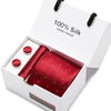 Corbata roja de seda hecha a mano, con un patrón sutil, en una caja blanca.