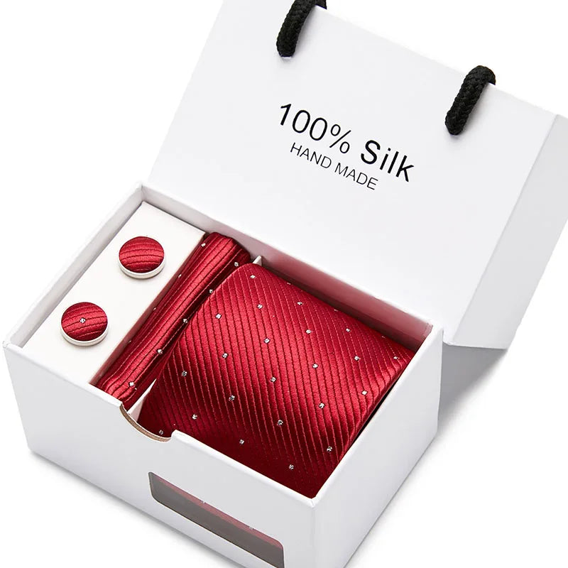 Corbata roja de seda hecha a mano, con un patrón sutil, en una caja blanca.