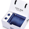 Corbata de seda azul marino hecha a mano con estampado jacquard paisley en una caja blanca.