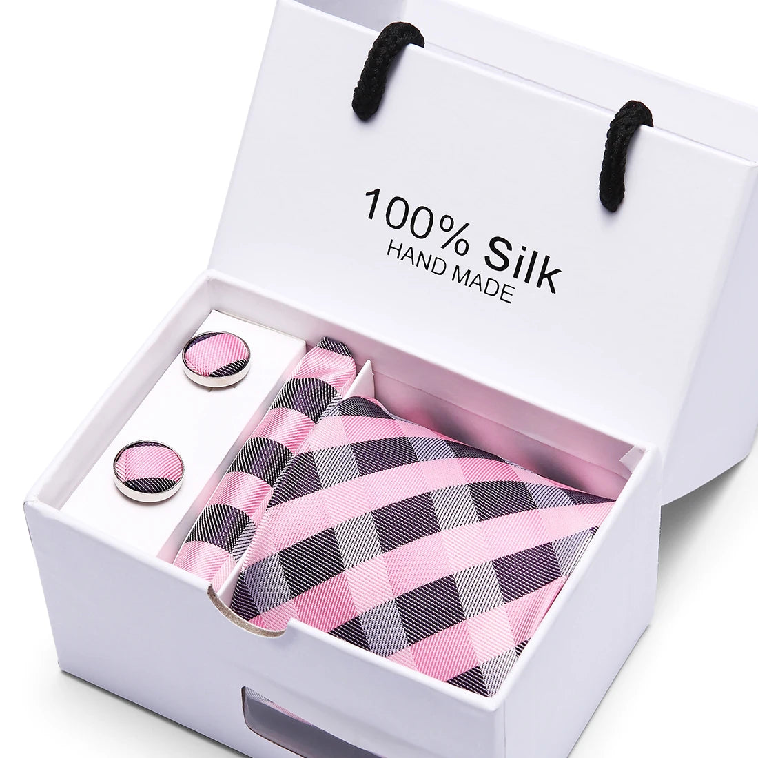 Una caja blanca que contiene una corbata de seda jacquard azul marino con estampado de cachemira.