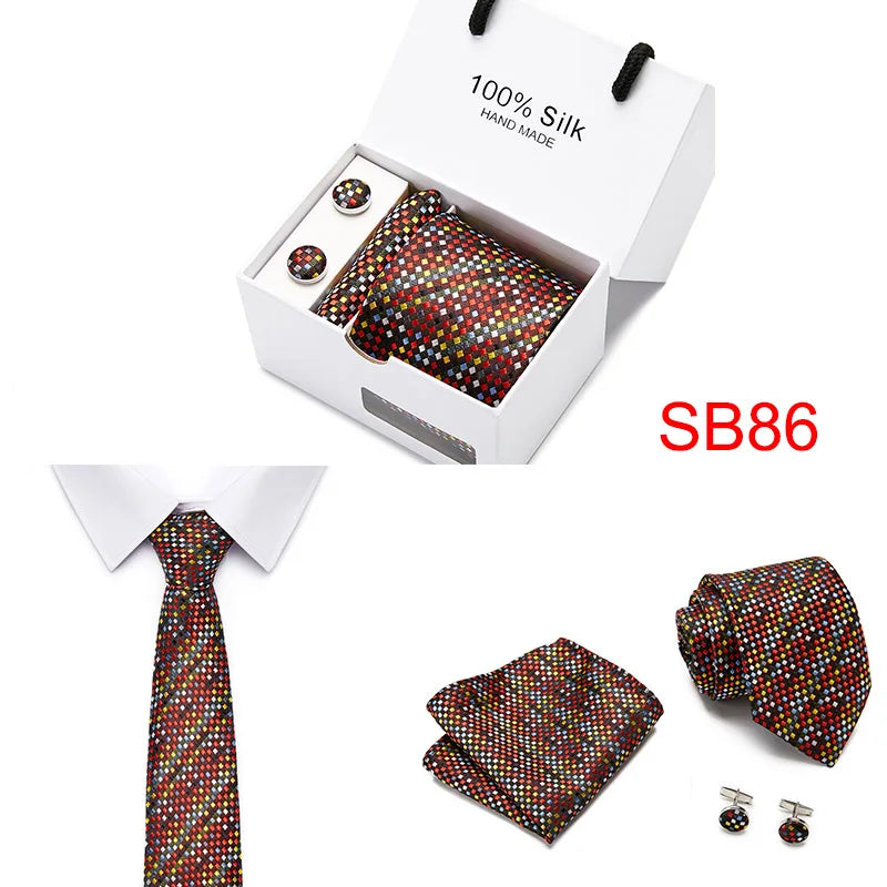 Caja blanca que muestra una corbata de seda jacquard azul marino con estampado de cachemira.