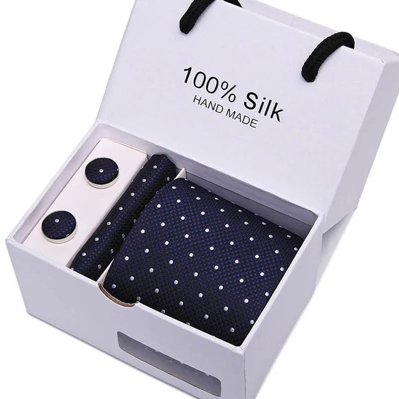 Corbata de seda azul marino hecha a mano, con patrón jacquard de cachemira, en una caja blanca.
