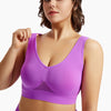 Une femme porte un soutien-gorge de sport violet à maintien élevé et dos nageur.