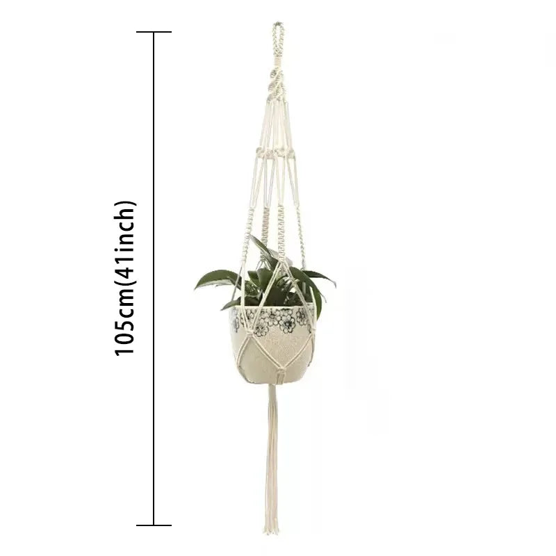 En håndlaget macramé-plantekurv med hvit potte og hengende macramé-tråder til innendørs eller utendørs dekor.