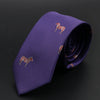 Corbatín morado ajustado con pequeños patrones de cebra rojos y blancos bordados.