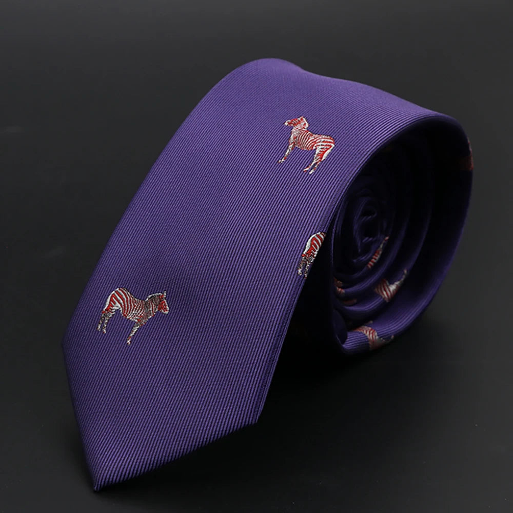 Corbatín morado ajustado con pequeños patrones de cebra rojos y blancos bordados.