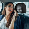 امرأة ترتدي نظارات وسترة زرقاء تنظر إلى شاشة تعرض وجهًا مخيفًا على غطاء مسند رأس السيارة.